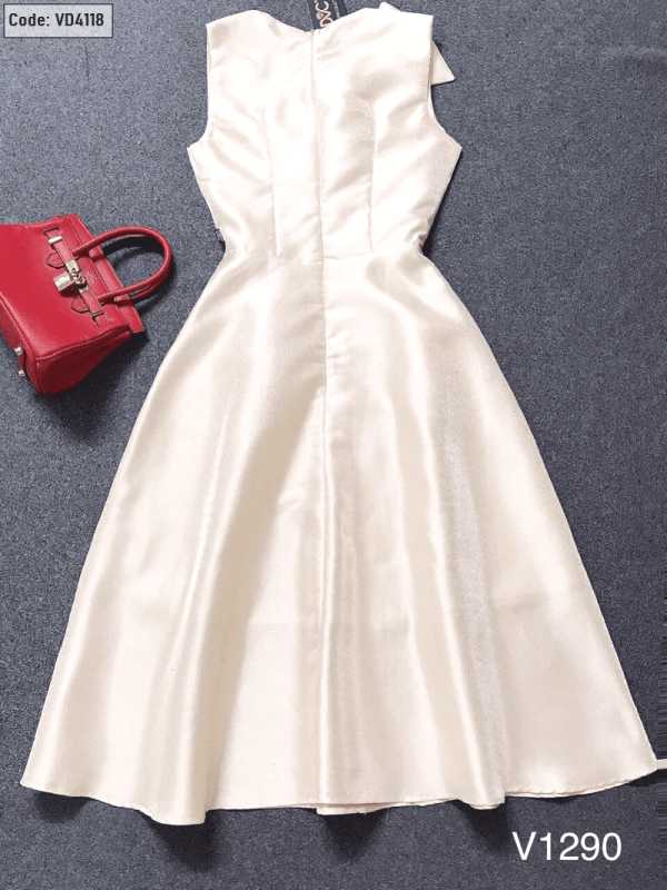 Đầm trắng xòe vải phi tơ xoắn eo
