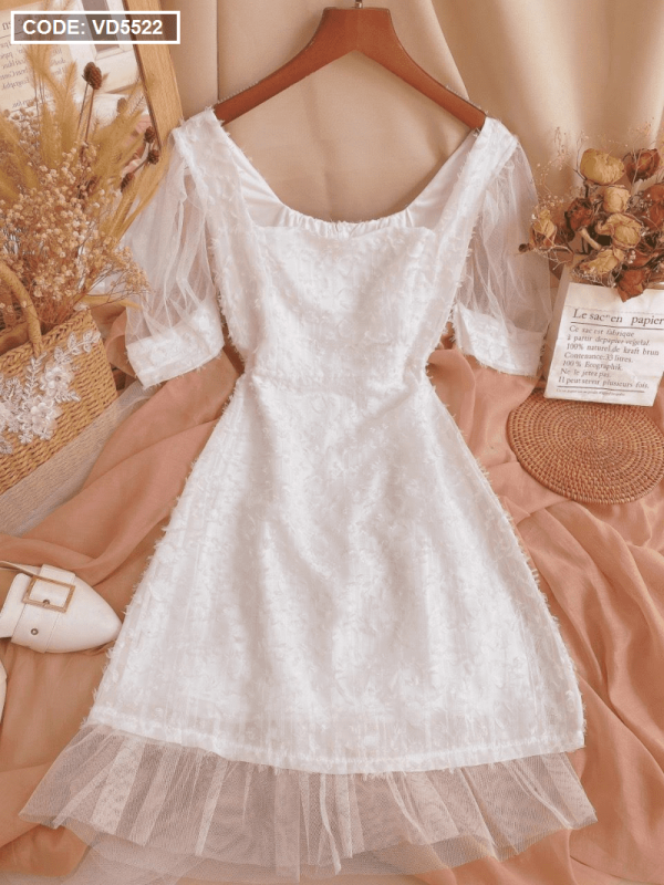 Đầm trắng hoa nổi phối ren