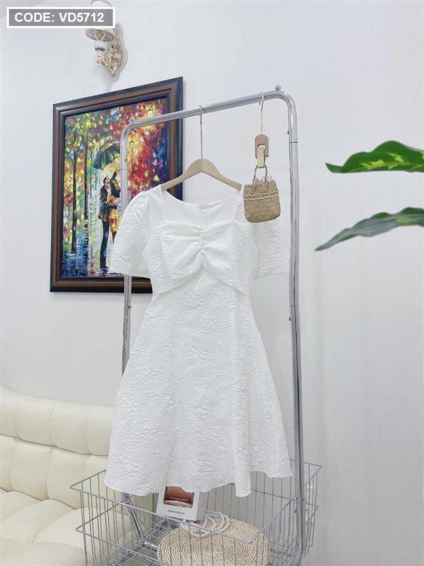 Đầm trắng vải gấm hoa cổ vuông nơ ngực - VD5712