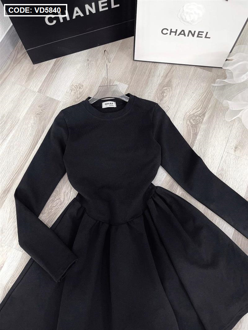 Đầm xoè tay dài len đen