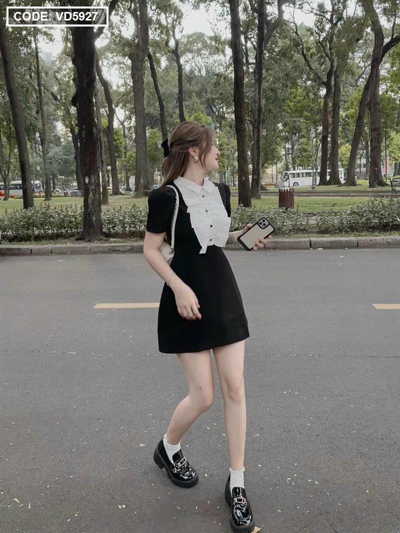 Đầm đen phối cổ trắng bèo