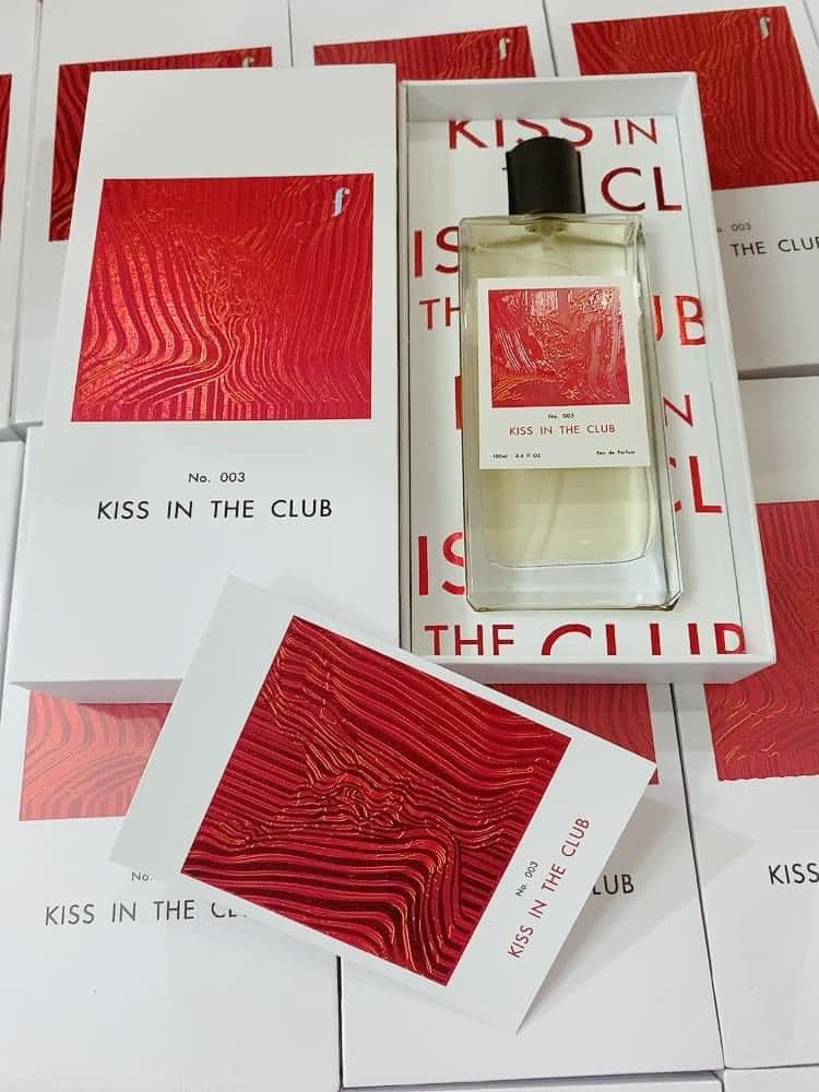 Kiss in the Club lấy cảm hứng từ cảm xúc nồng nhiệt mới chớm nở giữa không khí sôi động và sang trọng
